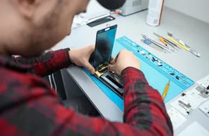 Getting Smart Phone Parts Big and Small Online